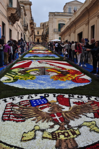 Discesa del Principe Nicolaci durante l'infiorata di Noto